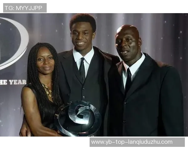 维金斯妻子分享全家圣诞合影幸福满溢温馨时刻温暖人心