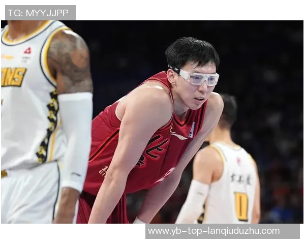 周琦因伤缺席亚洲杯赛场与队友并肩作战全力以赴进行康复训练